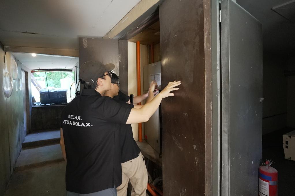 Solax working on generator
